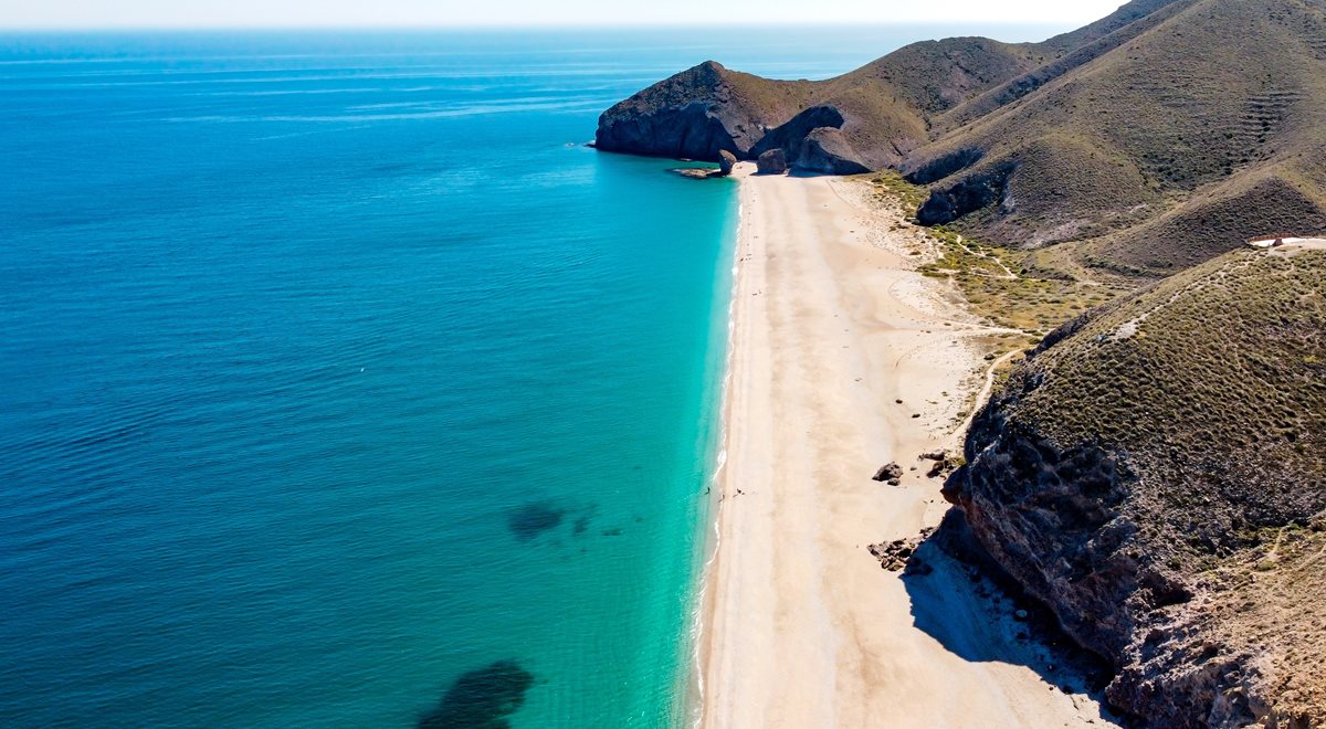 Cele Mai Frumoase Plaje din Cabo de Gata si Costa Almeria: Ghidul Golfurilor Virgine din Sudul Spaniei