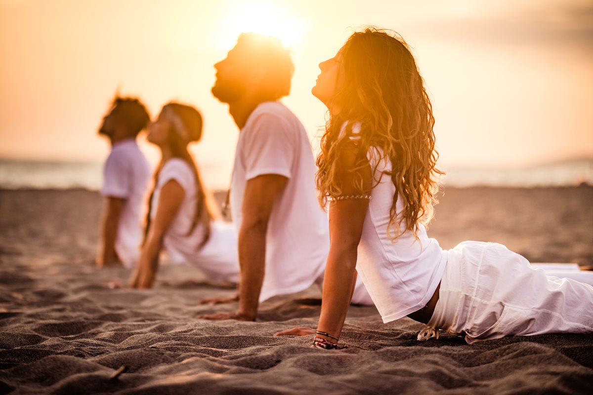 Yoga pe plaja - Manama