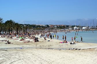 Plaja El Arenal din sudul insulei Mallorca