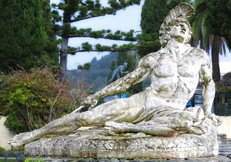 Statuia lui Ahile în Castelul Achillion, lângă satul Gastoúri din Corfu