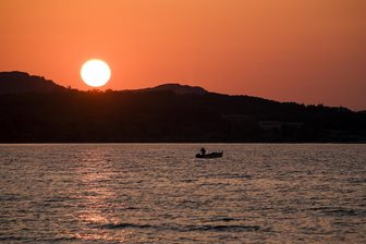 Acharavi, pescarul la apus