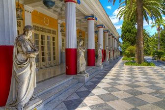 Achilion, curtea
