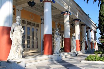 Castelul Achillion al împărătesei Sissi lângă satul Gastoúri din Corfu